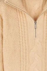 Sweater tejido color crema con cuello alto y cierre metálico frontal parcial.