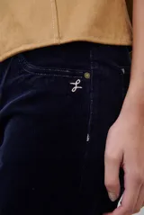 Pantalon de corte recto confeccionado en pana, con cintura media y cierre frontal.