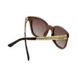 Lentes de sol con montura de madera clara y acetato, con lentes marrones degradados.