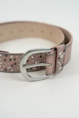 Cinturón negro con tachas metálicas circulares y en forma de estrella, con hebilla metálica plateada.