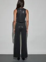 Pantalon negro de tiro medio con acabado brillante de lentejuelas, corte recto y amplio.