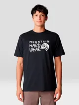 Remera negra de manga corta con estampado gráfico blanco de la marca Mountain Hardwear en el pecho.