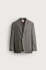 Blazer de corte relaxed fit confeccionado en 100% lana, con diseño de cuadros grises y marrones, solapas de pico, bolsillos de parche en la cadera y cierre frontal de un botón.