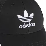 Gorra Adidas negro con el logotipo del trifolio y la inscripción de la marca bordados en blanco en la parte frontal.