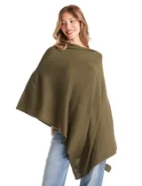 Poncho tejido de punto con diseño asimétrico y aberturas laterales para los brazos.