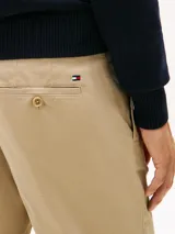 Pantalón chino de sarga para hombre, con diseño de pierna recta, bolsillos diagonales y traseros, y cierre de cremallera con botón.