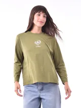 Remera de manga larga color beige, con cuello redondo y estampado frontal que dice "Magic is something you make" en color lila.