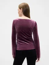 Remera de manga larga con cuello bote, confeccionada en tejido de punto acanalado de textura suave y ajuste entallado.