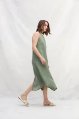 Vestido midi color beige de lino, sin mangas y con escote redondo.