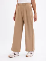Pantalón de vestir color beige, de corte recto y holgado, con cintura alta.