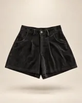 Short negro de tiro alto confeccionado en gamuza, con diseño levemente amplio, pinzas delanteras, bolsillos laterales y presillas para cinturón.