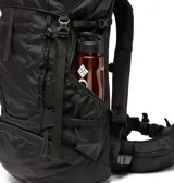 Mochila Wildwood Heights de 45L color negro con tecnología Omni-Shield, diseño amplio y compartimento principal con cierre de cordón ajustable.