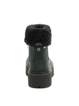 Bota de caña corta en color negro, confeccionada en nubuck con cuello de peluche sintético. Presenta una suela de plataforma dentada de goma, brindando un estilo robusto y moderno.