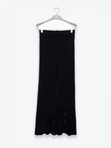 Pantalón de punto tejido en algodón, de corte estilo Oxford con ajuste en la cintura y detalle de punto abierto en el ruedo.