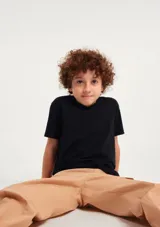 Remera básica de algodón color blanco con cuello en V y mangas cortas.