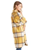 Sobrecamisa larga de tejido soft con estampado de cuadros en tonos celestes, beige y blanco. Presenta cuello con solapa, cierre frontal con botones, bolsillos aplicados en el pecho y mangas largas con puños abotonados.