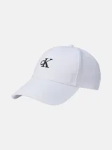 Gorra de béisbol Calvin Klein color blanco con visera curva y logo 'ck' bordado en negro en el frente. Cuenta con cierre ajustable en la parte posterior.