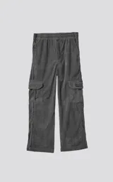 Pantalón cargo de pana color gris, de calce regular con seis bolsillos. Presenta cintura elástica y bolsillos laterales con solapa.