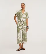 Pantalón pantacourt Marfinno de viscosa y poliamida, con cintura elástica y estampado de follaje en tonos verde y blanco.