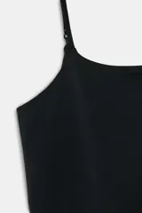 Body de escote recto con tirantes finos ajustables y cierre inferior con botones a presión.