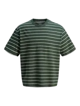 Remera de manga corta y cuello redondo con corte oversize, confeccionada en algodón. Presenta un diseño de rayas horizontales blancas sobre fondo verde oscuro.