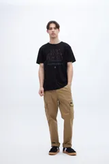 Remera azul marino de manga corta con cuello redondo. Presenta una estampa frontal con las palabras "LIFE RHYTHM PUNCH AWAKE" en tonos azules y rojos, y una estrella dorada.