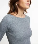 Vestido midi de punto acanalado, con diseño ajustado al cuerpo, cuello barco y mangas largas. Confeccionado en tejido de punto texturizado.