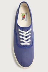 Zapatilla baja de cordones de Fruit of the Loom x Zara, confeccionada en tejido de algodón morado con detalles en tono burdeos y suela de goma blanca con volumen.