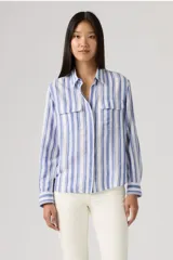 Camisa de manga larga con diseño de rayas verticales en tonos azul y blanco, cuello camisero, cierre frontal y dos bolsillos delanteros con solapa.