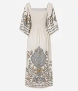 Vestido evasê midi confeccionado en viscolino, con mangas amplias, escote cuadrado en el busto y en la espalda, recorte en la cintura, lastex en la espalda y estampa de arabescos con estilo étnico en el tronco, mangas y en la bajo.