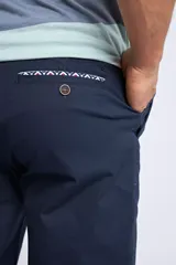 Pantalón chino color beige de gabardina, corte regular y logo bordado.