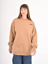 Buzo de cuello redondo en color gris oscuro, con corte holgado y mangas largas con puños elásticos. Presenta un pequeño bordado en el pecho con la palabra 'Cupid' y un corazón.