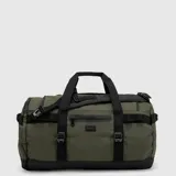 Bolso duffel versátil color verde oliva con detalles en negro, diseñado para ser utilizado como bolso de mano o mochila. Cuenta con un amplio compartimento principal, bolsillos exteriores con cierre y correas ajustables.