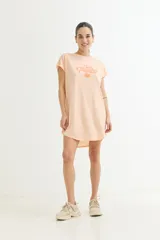 Vestido corto color verde agua con estampado de flor lineal, de corte recto y manga corta. Incluye cinturón de jean anudado a la cintura.