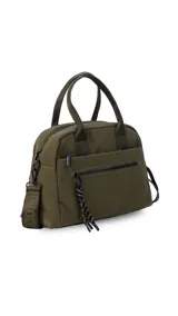 Cartera de mano color beige, confeccionada en tela impermeable, con doble asa corta y correa larga ajustable y desmontable. Presenta cierre principal, bolsillo frontal con cierre y detalle de colgante decorativo.