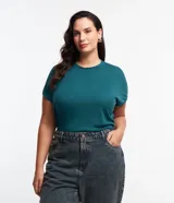 Blusa tipo muscle tee de corte holgado, confeccionada en tejido rib acanalado, con escote redondo y diseño sin mangas.