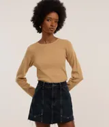 Blusa de manga larga y cuello redondo, confeccionada en jacquard color tostado de corte ajustado.
