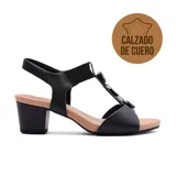 Sandalia de cuero color beige con taco bajo y tira elástica en el empeine.