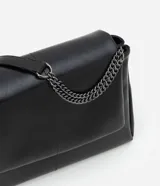 Cartera shoulder mediana de cuero sintético negro con asa de cadena.