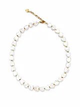 Collar corto tipo gargantilla compuesto por pequeñas flores de nácar intercaladas con cuentas doradas.