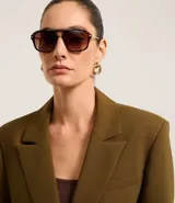 Blazer oversize color verde oliva, con solapas en el cuello y doble abotonadura delantera.