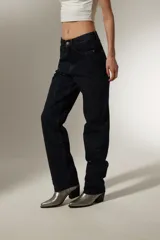 Pantalón de jean azul índigo con corte recto y diseño de puntos brillantes.