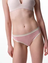 Bombacha tipo colaless de tela rib acanalada en color rosa, con elásticos en cintura y piernas en tono crema con detalle de línea fina oscura.