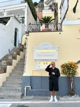 Bermuda negra de vestir, corte ancho y largo a la rodilla.