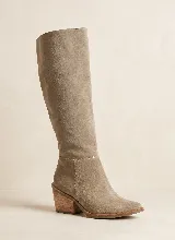 Bota de caña alta confeccionada en cuero vacuno color marrón, con taco cuadrado de 6 cm y suela de caucho antideslizante.