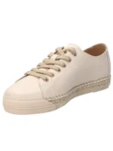 Sneaker de cuero vacuno color beige con textura granulada, cordones al tono y suela combinada con detalle de yute trenzado y puntera de goma.