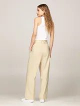 Pantalón de vestir color beige, de corte recto y tiro alto, con pinzas en la cintura y bolsillos laterales.