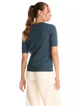 Buzo tejido marca Tahari, color verde, con cuello a la base, manga corta y diseño de ochos en el frente.