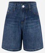 Bermuda de jean para mujer, con trabillas en la cintura, bolsillos y cierre tradicional. Confeccionada 100% en algodón certificado BCI.