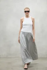 Falda larga gris con cintura elástica y bolsillos laterales.